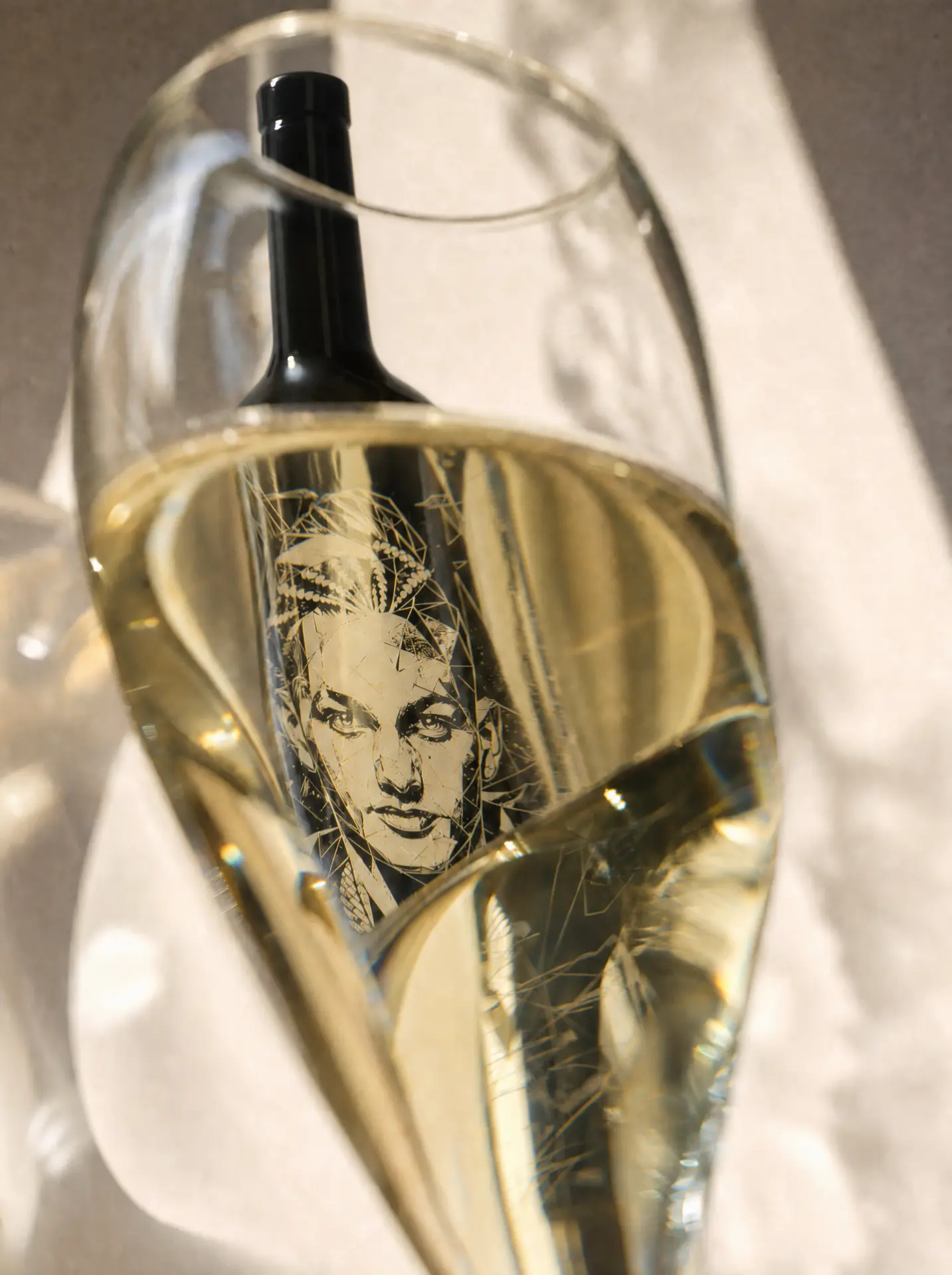 La cuvée blanche vue à travers un verre de vin